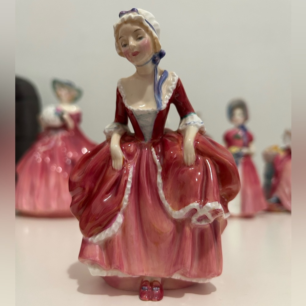 Royal Doulton Vintage Figurine Goody Two Shoes